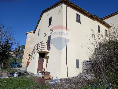 Foto Rustico a Sellano di 220 m² con 7 locali in vendita
