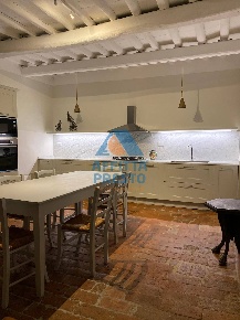 Foto Case indipendenti a Montespertoli di 400 m² con 8 locali in affitto