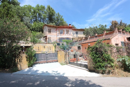 Foto Case semi ndipendenti in Via Rocca Sant'Angelo, Assisi di 414 m²