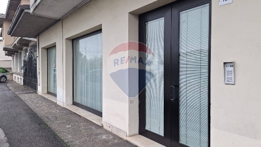 Foto Negozio in Via Trento, Capriano del Colle Centro di 121 m² in affitto