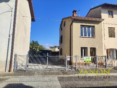 Foto Case semi ndipendenti in Via Roma, Capriva del Friuli di 140 m²