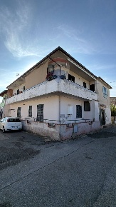 Foto Appartamento a Falciano del Massico di 160 m² con 4 locali in vendita