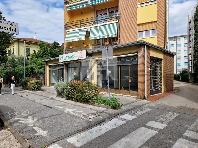 Foto Locale commerciale in Via Sant'Anna, Lucca Sant'Anna di 130 m²