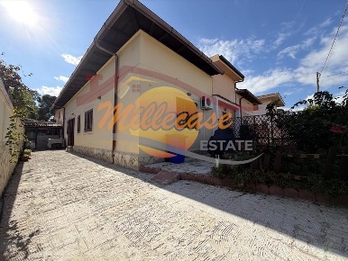 Foto Villa bifamiliare in Via Aidone, Siracusa Scala Greca - Neapolis