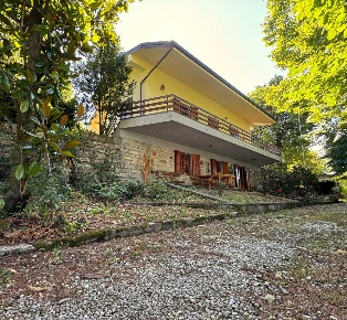 Foto Villa unifamiliare in Via Bronia, Vaiano Centro di 210 m² in vendita