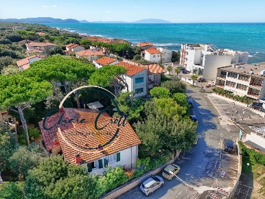 Foto Villa unifamiliare a San Vincenzo Centro di 165 m² con 7 locali