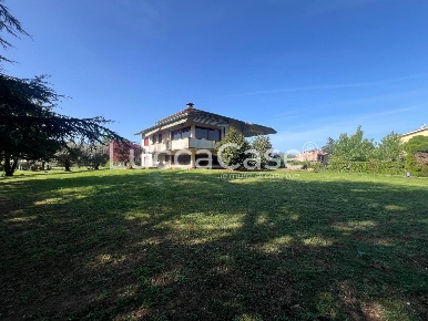 Foto Villa unifamiliare a Lucca Antraccoli di 450 m² con 18 locali