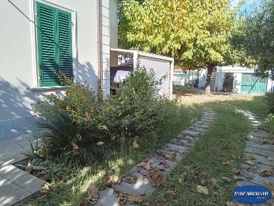 Foto Villa bifamiliare a Camaiore Lido di Camaiore di 150 m² con 8 locali