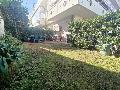 Foto Appartamento a Carrara Marina di Carrara di 95 m² con 5 locali