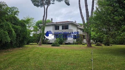 Foto Villa bifamiliare a Massa Ronchi - Poveromo di 210 m² con 8 locali
