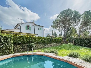 Foto Rustico a Crespina Lorenzana Crespina di 260 m² con 12 locali