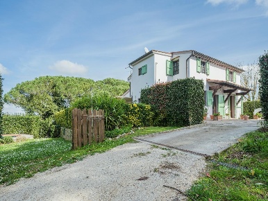 Foto Rustico a Crespina Lorenzana Crespina di 260 m² con 12 locali