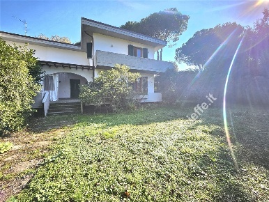 Foto Villa bifamiliare a Massa Ronchi - Poveromo di 210 m² con 8 locali