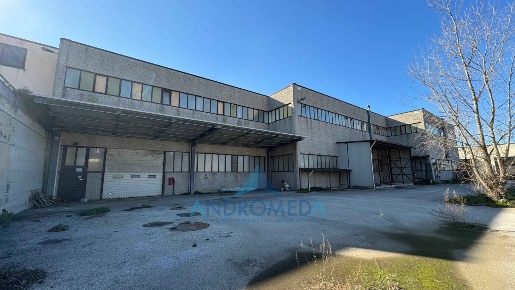 Foto Capannone industriale a Sperone di 2500 m² con 6 locali in vendita