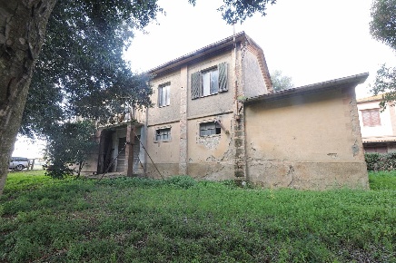 Foto Rustico a Campiglia Marittima Montioncello di 430 m² con 5 locali