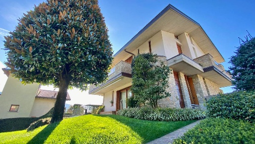 Foto Villa unifamiliare in VIA SANTA CATERINA DA SIENA  1, Centro di 271 m²