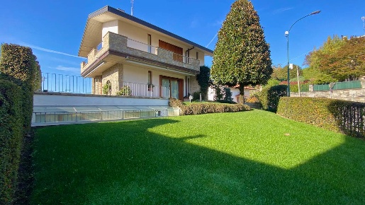 Foto Villa unifamiliare in VIA SANTA CATERINA DA SIENA  1, Centro di 271 m²