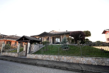 Foto Villa unifamiliare in Via Santa Cecilia 12, Caresanablot di 198 m²