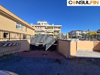 Foto Negozio in VIA BUTERA  21, Roma Borghesiana di 462 m² con 2 locali