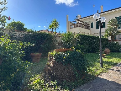 Foto Villa bifamiliare a Livorno Ospedale - Stazione di 240 m² in vendita