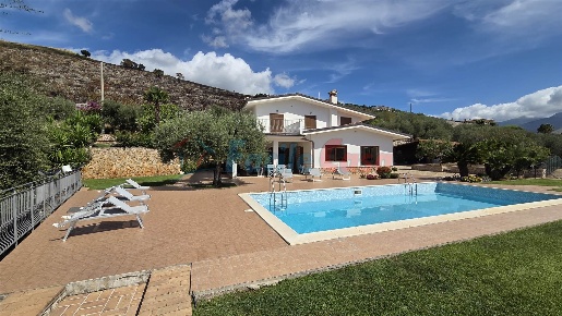 Foto Villa unifamiliare in via Vagnoli  96, Itri di 160 m² con 4 locali