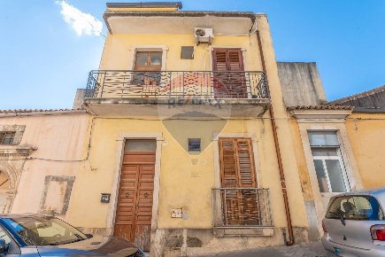 Foto Appartamento in Via Cavour, Noto Centro di 101 m² con 5 locali