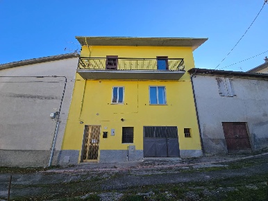 Foto Casa indipendente in Via Morrone, Tornimparte di 140 m² con 4 locali