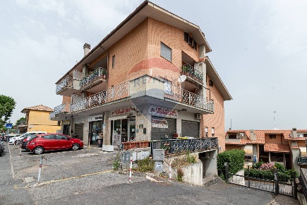 Foto Locale commerciale in Via Antonio Gramsci, Monterotondo di 118 m²