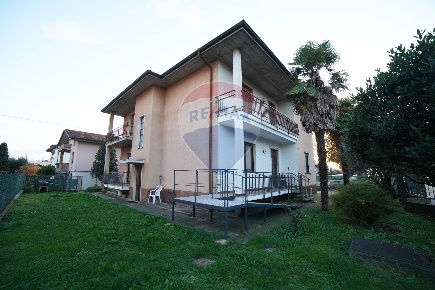 Foto Villa singola in MAPELLI, Ponte San Pietro Centro di 370 m² in vendita