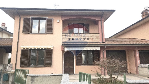 Foto Villa bifamiliare in Via Arturo Toscanini, Sannazzaro de' Burgondi