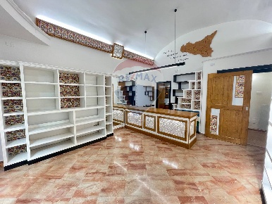 Foto Locale commerciale in Via Roma, Terrasini Centro di 44 m² con 1 locali