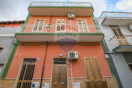 Foto Casa indipendente in Via Caruso, Pachino Centro di 210 m² con 9 locali