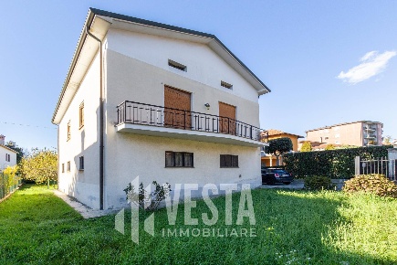 Foto Casa indipendente in Via Don Cazzaniga, Merate di 213 m² con 4 locali