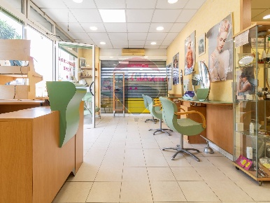 Foto Negozio in Via Vico Vigano', Roma Torre Angela di 70 m² con 4 locali