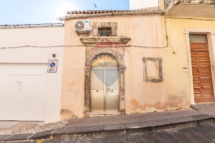 Foto Casa indipendente in Via Cavour, Noto Centro di 100 m² con 3 locali