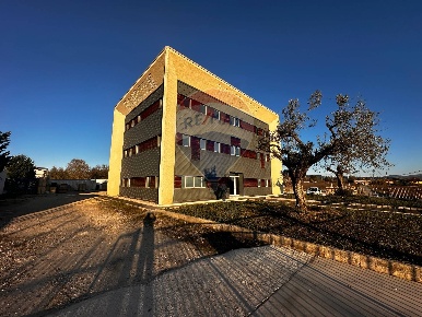 Foto Ufficio a Apice di 650 m² con 9 locali in affitto