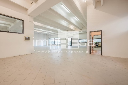 Foto Locale commerciale in via botticelli, Mogliano Veneto di 3000 m²