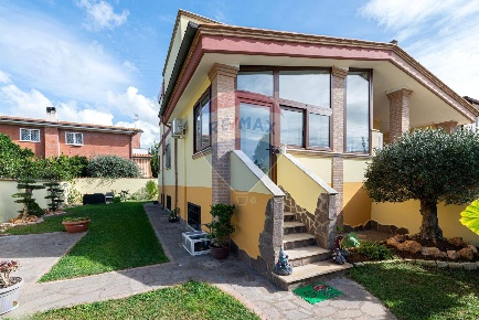 Foto Villa bifamiliare in via Francesco Bozzetti, Roma Casal Palocco