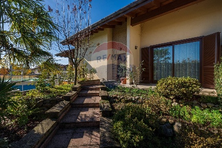 Foto Villa bifamiliare in VIA MANZONI, Lonate Pozzolo Centro di 205 m²