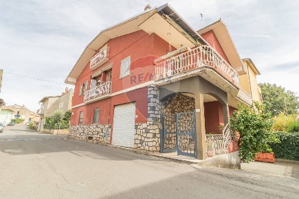 Foto Appartamento a Canino Centro di 161 m² con 5 locali in vendita