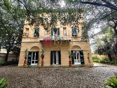 Foto Casa indipendente in Via Fratelli del Conte 46, Livorno di 400 m²