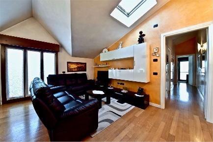 Foto Appartamento in via Padre Celso Tognoni 10/B, Uboldo di 160 m²