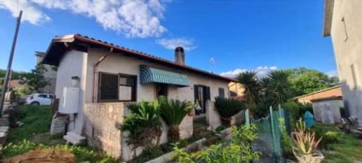 Foto Appartamento in Via dei Castagni 53, Lariano Centro di 97 m² all'asta