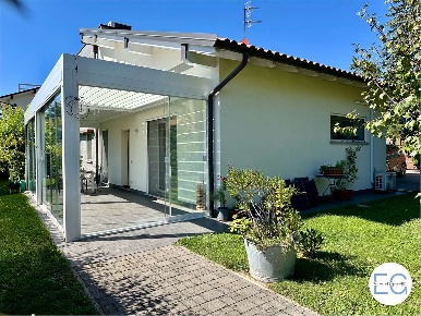 Foto Villa unifamiliare in via Castello, Luvinate di 193 m² con 6 locali