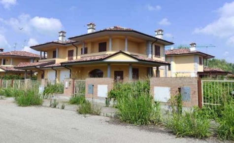 Foto Appartamento in Via Cassarà, Roncaro di 150 m² con 7 locali all'asta