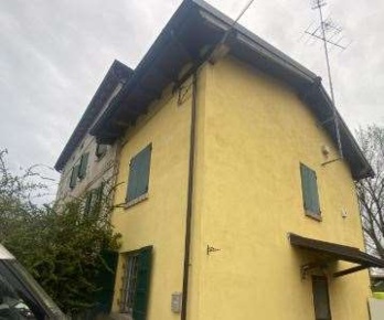 Foto Appartamento in Via Lemizzone, Correggio Lemizzone di 135 m² all'asta