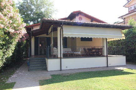 Foto Villa unifamiliare in via toti 66, Pietrasanta di 140 m² con 6 locali