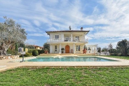 Foto Villa unifamiliare in via vaiana, Pietrasanta di 205 m² con 11 locali