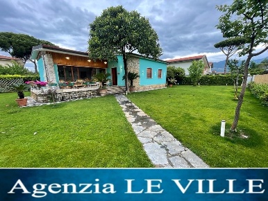 Foto Villa unifamiliare in via boito, Pietrasanta di 120 m² con 6 locali