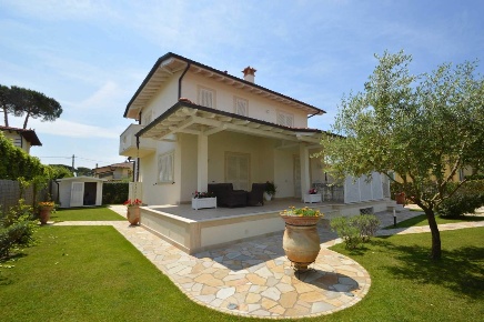 Foto Villa unifamiliare a Pietrasanta di 160 m² con 8 locali in affitto